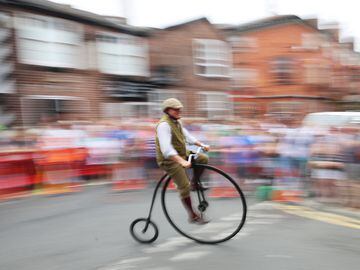 Un grupo de ciclistas disfrutan de la Gran Carrera de Knutsford, en el noroeste de Inglaterra, un evento singular que se celebró por última vez en 2010 y, por lo general, se disputa cada diez años, en el que participan ciclistas individuales y en equipo de todo el mundo, sobre bicicletas clásicas que datan de mediados del siglo XIX.