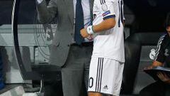 &Oacute;zil dialoga con Mourinho durante un partido del Real Madrid.