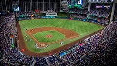 Miami (United States), 17/03/2023.- Spectators watch the 2023 World Baseball Classic quarter finals match between Mexico and Puerto Rico at loanDepot park baseball stadium in Miami, Florida, USA, 17 March 2023. (Estados Unidos) EFE/EPA/CRISTOBAL HERRERA-ULASHKEVICH

