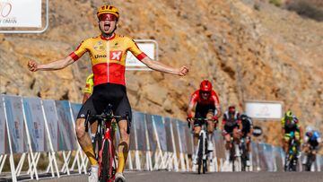 El ciclista del Uno-X Anthon Charmig celebra su victoria en la tercera etapa del Tour de Oman.