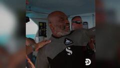 Mike Tyson se atreve a bucear con tiburones: Agarra a uno