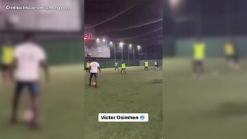 La impresionante jugada de Victor Osimhen en una cancha de Lagos