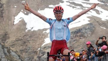 llnur Zakarin celebra su victoria en la decimotercera etapa del Giro de Italia con final en Ceresone Reale.