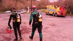 Dos efectivos del Grupo Especial de Actividades Subacuáticas de la Guardia Civil (GEAS) participan en las labores de búsqueda y rescate de los pasajeros desaparecidos del autobús que ha caído al río Lérez , a 25 de diciembre de 2022, en el concello de Cerdedo-Cotobade, Pontevedra, Galicia, (España). Ayer sobre las 21.30 horas un autocar de la línea regular Vigo-Lugo, de la empresa Monbus, se precipitó desde un puente a 40 metros sobre el río lérez, los bomberos rescataron anoche al conductor, a una pasajera y a dos pasajeros fallecidos, en el autobús viajaban 9 personas pasajeros , esta mañana se ha encontrado otra persona muerta y  4 personas permanecen desaparecidas. El abundante caudal del río hizo parar las labores de búsqueda durante la noche que se han reanudado hoy.
25 DICIEMBRE 2022;SUCESO;LLUVIA;ACCIDENTE;RÍO;EMERGENCIA;RESCATE;112;BUZO;NEOPRENO;BOMBONA DE AIRE;
César Arxina   / Europa Press
25/12/2022