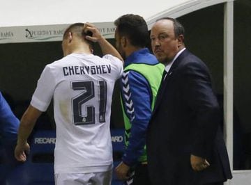 Cheryshev and then-Real Madrid coach Rafa Benítez (right) look dejected on an embarrassing night for Los Blancos.