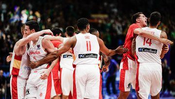 Berlin (Germany), 10/09/2022.- Players of Spain celebrate after winning the FIBA EuroBasket 2022 round of 16 match between Spain and Lithuania at EuroBasket Arena in Berlin, Germany, 10 September 2022. (Baloncesto, Alemania, Lituania, España) EFE/EPA/CLEMENS BILAN
