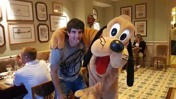 El jugador navarro con el famoso personaje de Disney, Pluto.