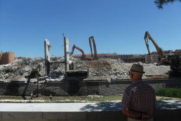 The final visible piece of the Vicente Calderón - the last remaining wall of the Tribuna was symbolically knocked down on Monday 6 July 2020.
