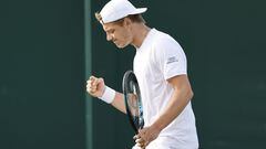 Wimbledon (United Kingdom), 27/06/2022.- Tim van Rijthoven of the Netherlands reacts in the men's first round match against Federico Delbonis of Argentina at the Wimbledon Championships, in Wimbledon, Britain, 27 June 2022. (Tenis, Países Bajos; Holanda, Reino Unido) EFE/EPA/TOLGA AKMEN EDITORIAL USE ONLY
