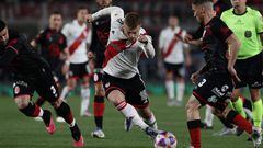 River Plate's forward Lucas Beltran (C) controls the ball between Barracas Central's midfielder Facundo Mater (R) and defender Gonzalo Paz during their Argentine Professional Football League tournament match at the Monumental stadium in Buenos Aires, on September 4, 2022. (Photo by Alejandro PAGNI / AFP)
