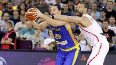 Marc Gasol trata de robar un bal&oacute;n durante el Ruman&iacute;a-Espa&ntilde;a del Eurobasket.