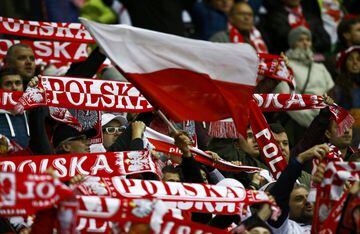 También se les llama Biale Orly: Las águilas blancas. El escudo de Polonia es un águila alba sobre fondo rojo. Su organización está a cargo de la Asociación Polaca de Fútbol perteneciente a la UEFA.