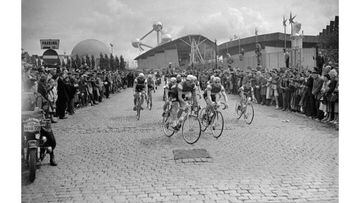 Imagen del pelot&oacute;n del Tour de Francia saliendo de Bruselas en 1958.