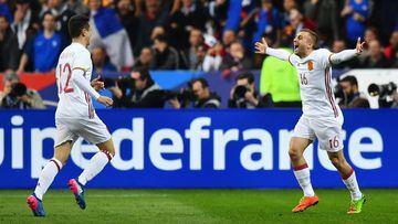 Gerard Deulofeu of Spain celebrates scoring his team&#039;s second goal with Ander Herrera during the International Friendly match between France and Spain