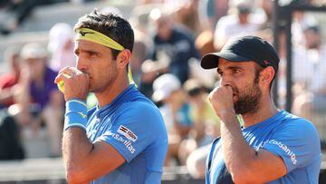 ROME, ITALY - MAY 12: Juan Sebastian Cabal (R) and Robert Farah of Colombia talkduring their Men's Doubles Round 2 match against John Isner of the United States and Diego Schwartzman of Argentina on day five of Internazionali BNL D'Italia at Foro Italico on May 12, 2022 in Rome, Italy. (Photo by Julian Finney/Getty Images)