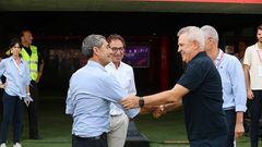Javier Aguirre, entrenador del Mallorca, saluda al técnico del Athletic, Ernesto Valverde, en presencia de Damià Amer.