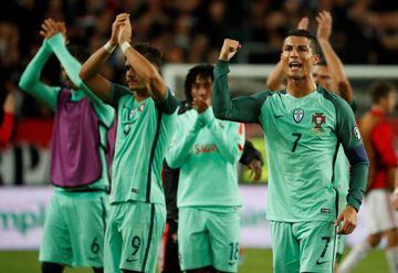 Los jugadores de Portugal celebran la victoria de ayer domingo en Hungr&iacute;a.