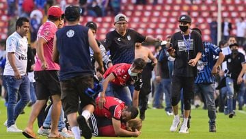 La novena jornada de la Liga MX tuvo que ser suspendida tras la batalla campal entre los hinchas del Atlas y de Querétaro. Según las autoridades hay 22 heridos, dos graves.