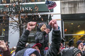 Alegría desbordada en las calles de Boston durante el desfile de la victoria de los Patriots.