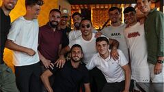 Varios jugadores de España, con el dueño de Salt Bae en Doha.