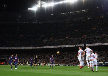 2-1. Messi marcó el segundo gol en un lanzamiento de falta directa.