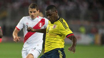 Colombia&#039;s Duvan Zapata (R) prepares to kick the ball next to Peru&#039;s Christian Ramos (L) and Aldo Corzo during their 2018 World Cup qualifier football match in Lima, on October 10, 2017
