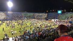 El partido entre Olimpia y Motagua en Honduras se ha suspendido; fan&aacute;ticos atacaron el bus de Motagua; hay jugadores lesionados y aficionados fallecidos