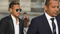 Neymar arrives at court.