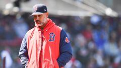 El manager de los Red Sox es el más reciente elemento de Boston que queda marginado tras dar positivo por coronavirus.