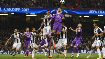 Real Madrid&#039;s Portuguese striker Cristiano Ronaldo (C) jumps for the ball with Juventus&#039; Croatian striker Mario Mandzukic (centre left) during the UEFA Champions League final football match between Juventus and Real Madrid at The Principality Stadium in Cardiff, south Wales, on June 3, 2017. / AFP PHOTO / Glyn KIRK