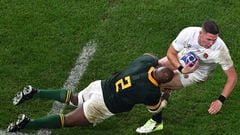 England's full-back Freddie Steward (R) is tackled by South Africa's hooker Bongi Mbonambi (L) during the France 2023 Rugby World Cup semi-final match between England and South Africa at the Stade de France in Saint-Denis, on the outskirts of Paris, on October 21, 2023. (Photo by Miguel MEDINA / AFP)