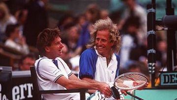 Los tenistas estadounidenses Jimmy Connors y Vitas Gerulaitis posan durante un partido en Roland Garros.
