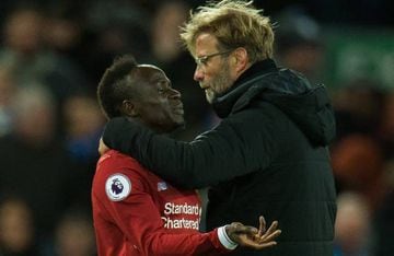 Sadio Mané chats to Klopp after the Chelsea game.