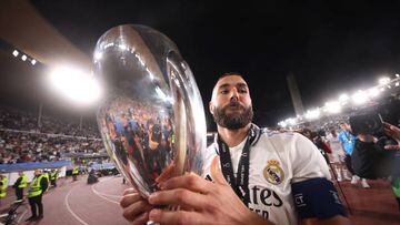 HELSINKI, FINLAND - AUGUST 10: Karim Benzema of Real Madrid celebrates the UEFA Super Cup trophy after the final whistle of the UEFA Super Cup Final 2022 between Real Madrid CF and Eintracht Frankfurt at Helsinki Olympic Stadium on August 10, 2022 in Helsinki, Finland. (Photo by Alex Grimm/Getty Images )