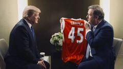 Trump recibe la camiseta del Arsenal