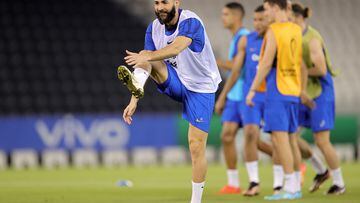 Doha (Qatar), 17/11/2022.- France's Karim Benzema attends his team's training session in Doha, Qatar, 17 November 2022. The FIFA World Cup 2022 will take place from 20 November to 18 December 2022 in Qatar. (Mundial de Fútbol, Francia, Catar) EFE/EPA/FRIEDEMANN VOGEL
