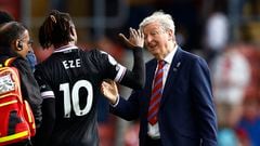 Eberechi Eze y Roy Hodgson, jugador y entrenador del Crystal Palace, se saludan tras un partido.