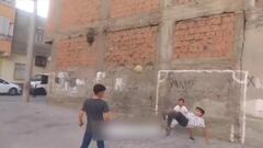 Un niño finaliza la jugada como todo un crack en una partido de barrio y se hace viral