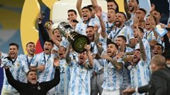 FILED - 10 July 2021, Brazil, Rio de Janeiro: Argentine&#039;s Lionel Messi (C) lifts the trophy and celebrates winning the CONMEBOL Copa America Final soccer match against Brazil at The Maracana Stadium. Photo: Andre Borges/dpa   (Foto de ARCHIVO) 10/0