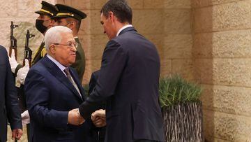 Palestinian President Mahmoud Abbas welcomes Spain's Prime Minister Pedro Sanchez, in Ramallah, 23 November 2023.  ALAA BADARNEH/Pool via REUTERS