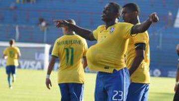 El jugador brasile&ntilde;o Yuri Mamute (c) celebra despu&eacute;s de anotar un gol ante Paraguay. 