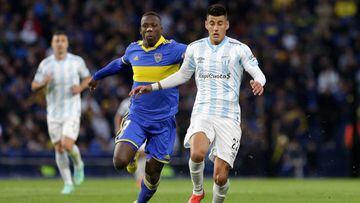 BUENOS AIRES, ARGENTINA - AUGUST 28: Luis Advincula of Boca Juniors competes for the ball with Joaquin Pereyra of Atletico Tucuman during a Liga Profesional 2022 match between Boca Juniors and Atletico Tucuman at Estadio Alberto J. Armando on August 28, 2022 in Buenos Aires, Argentina. (Photo by Daniel Jayo/Getty Images)
