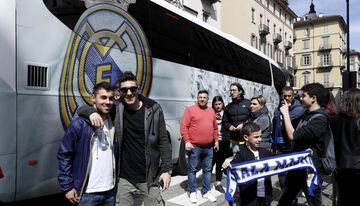 Seguidores del club blanco antes de la llegada del autobús del Real Madrid.
