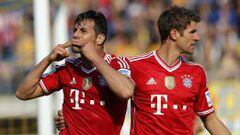 Pizarro y M&uuml;ller celebran el primer gol del Bayern.