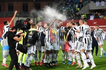 Juventus players celebrate winning the final of the Italian Cup (Coppa Italia) football match Atalanta vs Juventus on May 19, 2021 at the Citta del Tricolore stadium in Reggio Emilia. (Photo by Miguel MEDINA / AFP)