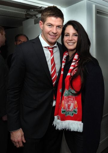 Lana del Rey suele visitar la casa del Liverpool constantemente, incluso es amiga de Steven Gerrard.