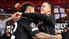 Berlin (Germany), 20/09/2023.- Napoli's Giacomo Raspadori (R) celebrates with teammate Giovanni Di Lorenzo (L) after scoring the 0-1 during the UEFA Champions League Group C soccer match between Union Berlin and SSC Napoli in Berlin, Germany, 24 October 2023. (Liga de Campeones, Alemania) EFE/EPA/Clemens Bilan
