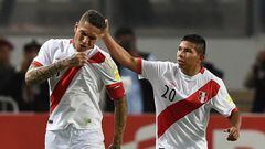 Peru&#039;s Paolo Guerrero (L) celebrates with teammate Edison Flores after scoring against Colombia during their 2018 World Cup qualifier football match in Lima, on October 10, 2017. / AFP PHOTO / CRIS BOURONCLE