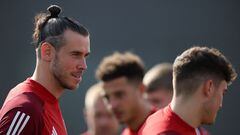 Gareth Bale se entrena con la selección de Gales en Qatar.