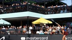 Espectadores siguen un partido del Open de Australia desde el bar de la pista 6.
